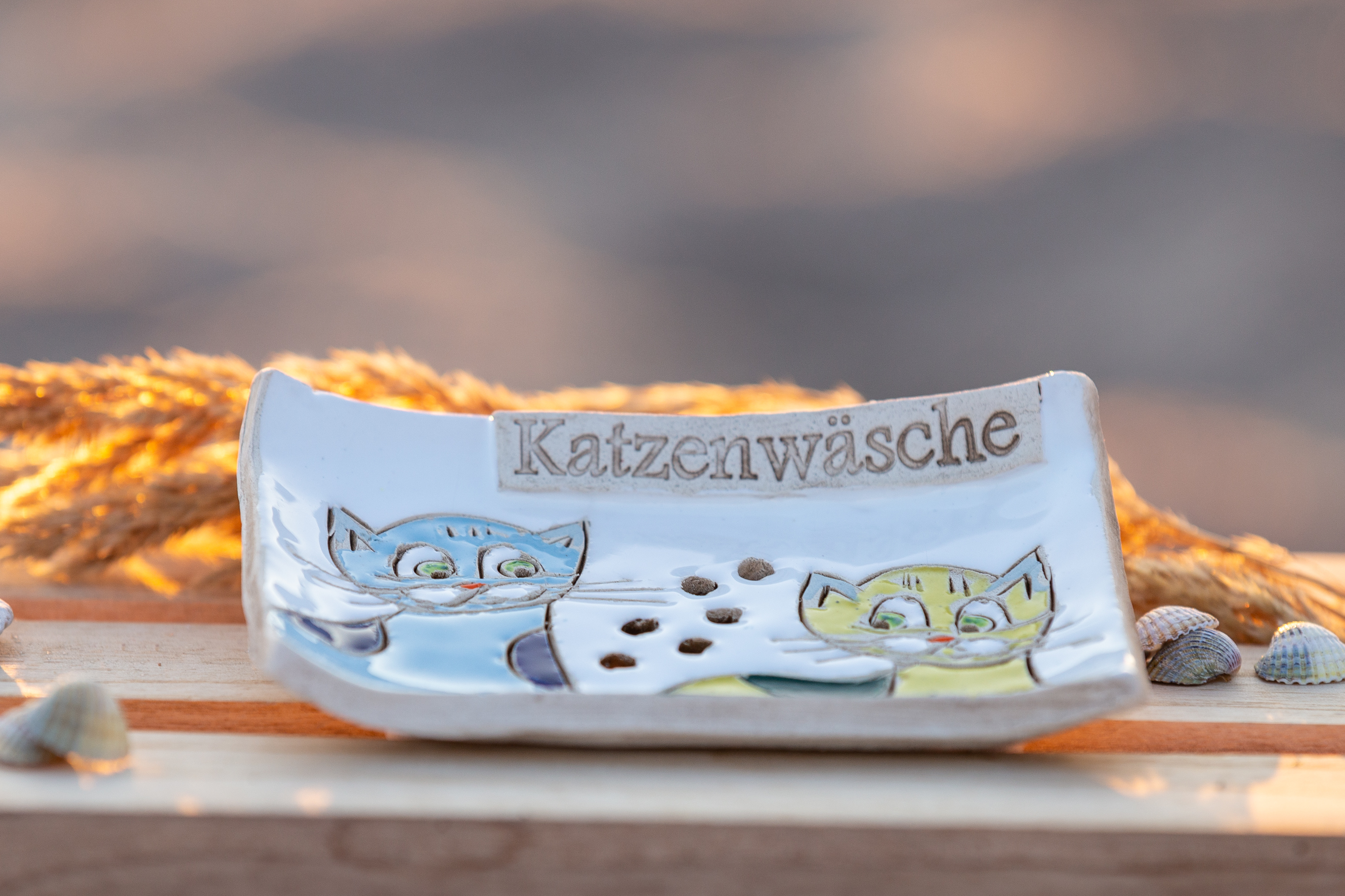 Katzenwäsche weiß